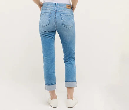 Person trägt Angels Denim »Cira Boho« Jeans und weiße Schuhe.