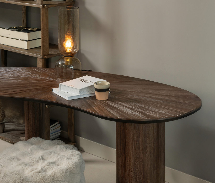 Ein hoher, naturfarbener WOOOD Hocker »Olven« steht neben einem Schreibtisch, auf dem Bücher und eine Tasse stehen.