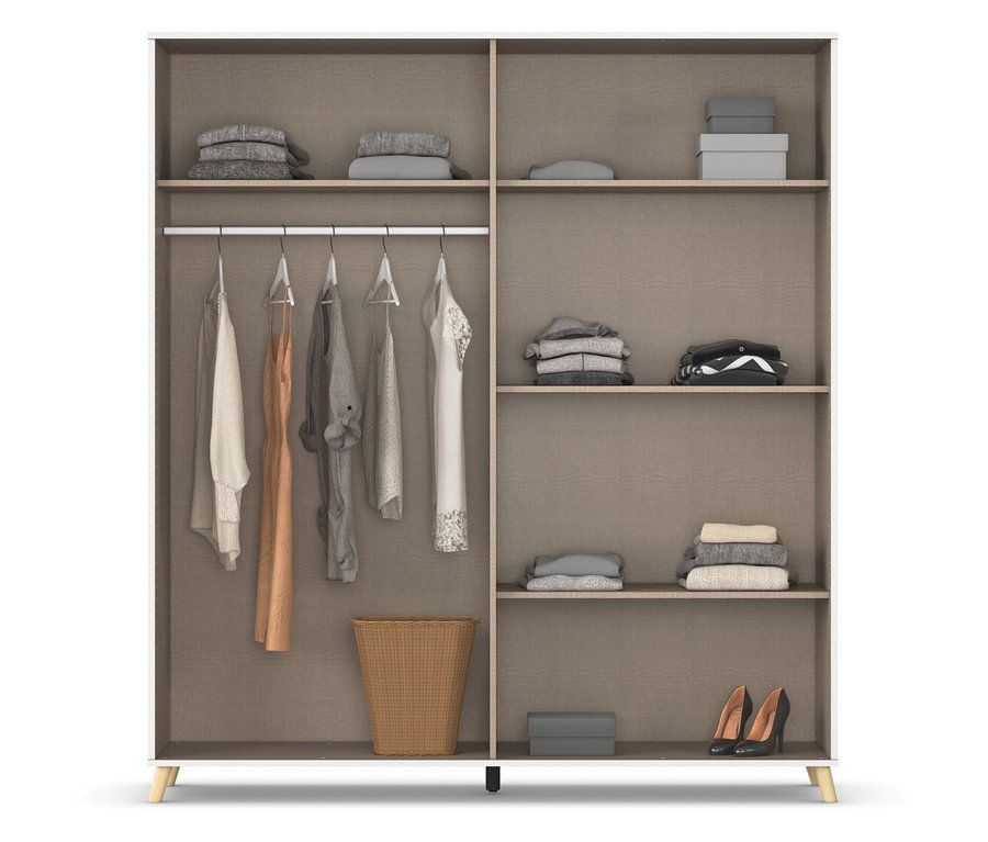Offener Kleiderschrank mit Kleidung, Schuhen und Körben auf Regalen und an einer Stange.