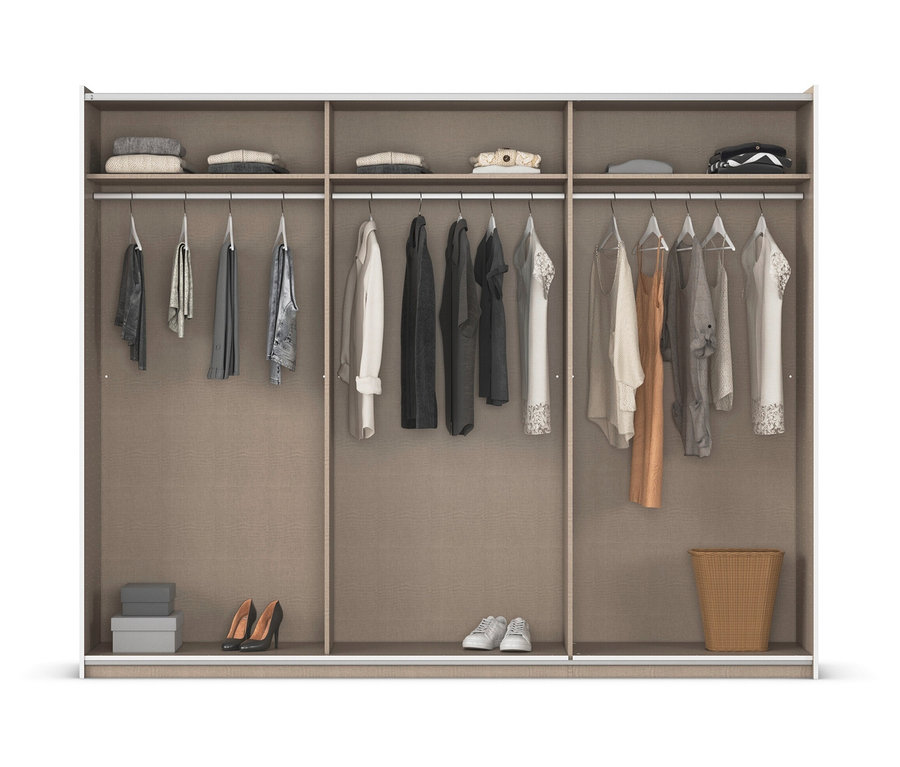 Offener Kleiderschrank mit Kleidung, Schuhen und Aufbewahrungsboxen.