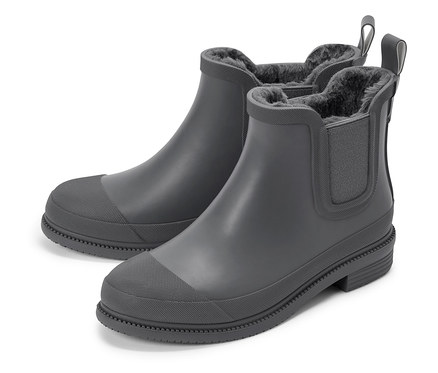 Zwei graue, gefütterte Chelsea-Gummistiefel stehen auf einem weißen Hintergrund.