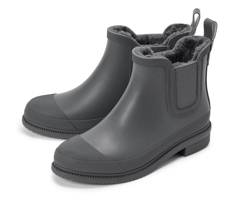 Zwei graue, gefütterte Chelsea-Gummistiefel stehen auf einem weißen Hintergrund.