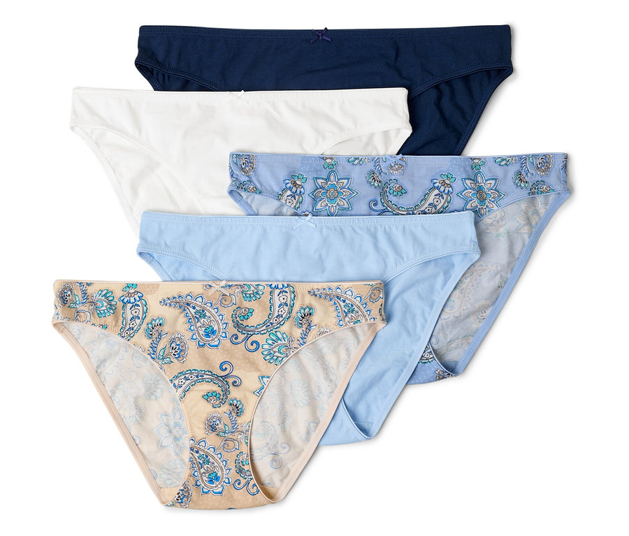 Fünf Baumwollslips in Marineblau, Weiß, Hellblau und mit blauem Paisleymuster liegen übereinander.