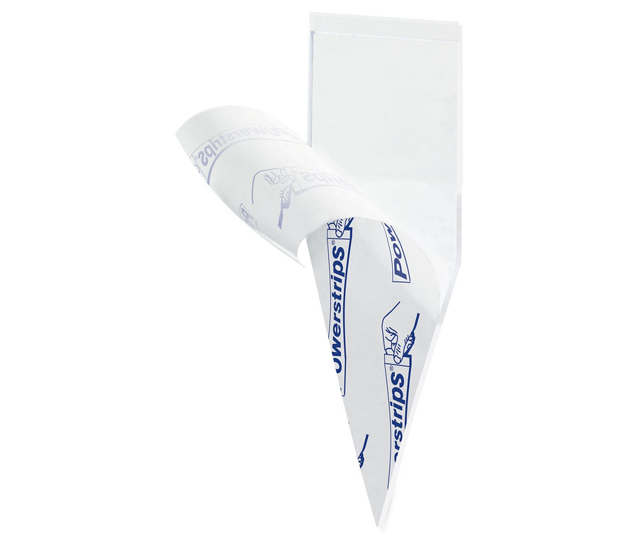 Ein Powerstrip klebt an einer weißen Wand.