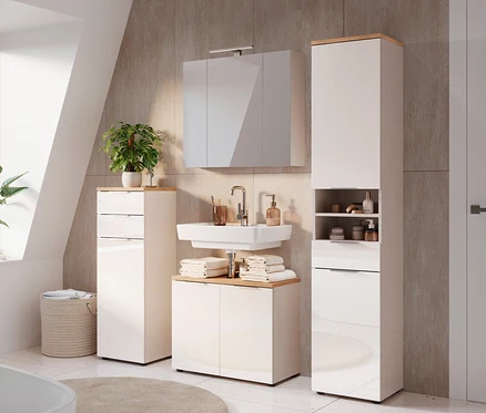 Badezimmer-Interieur mit Waschbecken, Spiegelschrank, Hochschrank und Kommode in Weiß und Holzoptik.