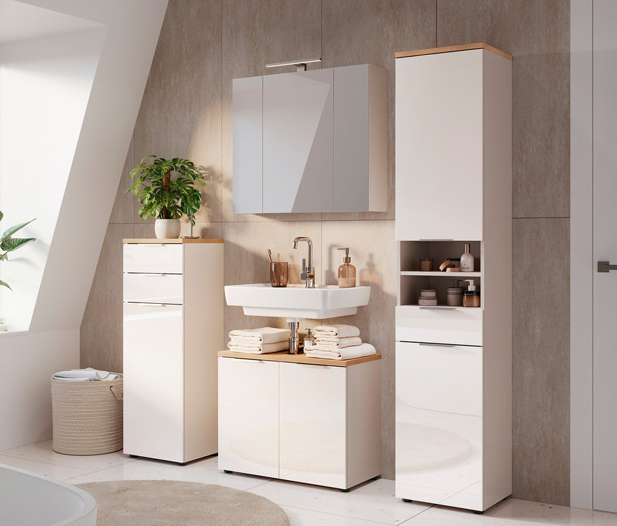 Badezimmer-Interieur mit Waschbecken, Spiegelschrank, Hochschrank und Kommode in Weiß und Holzoptik.