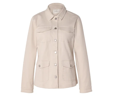 Beige Jacke mit vier Taschen und silbernen Knöpfen.