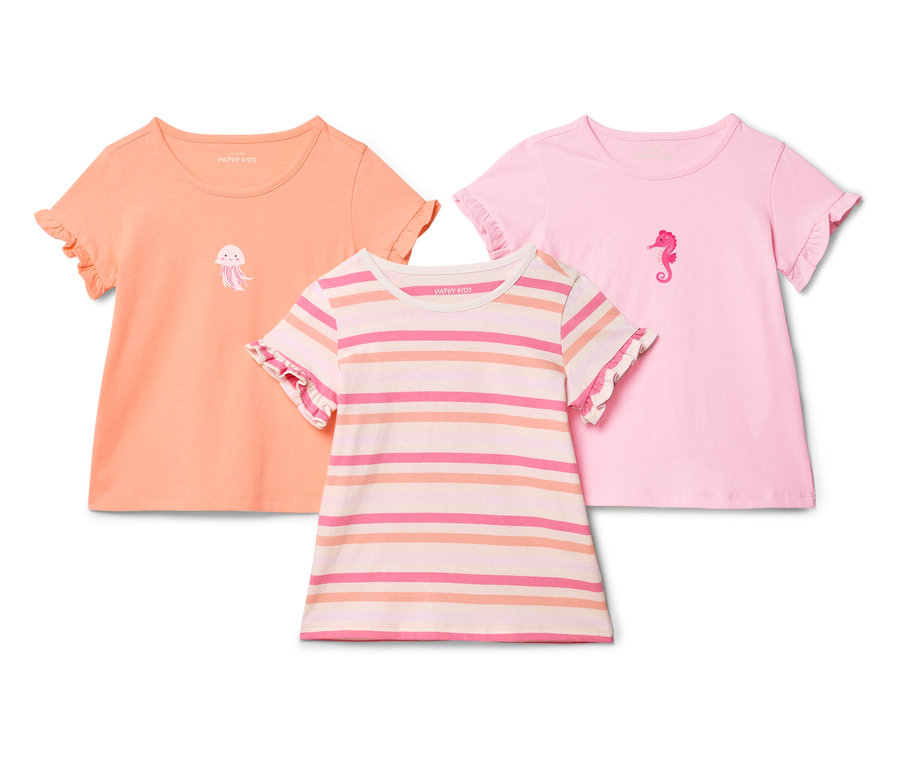 Drei Happy Kids T-Shirts liegen auf einem weißen Hintergrund. Ein orangefarbenes Shirt mit einer Qualle, ein gestreiftes Shirt und ein rosa Shirt mit einem Seepferdchen.