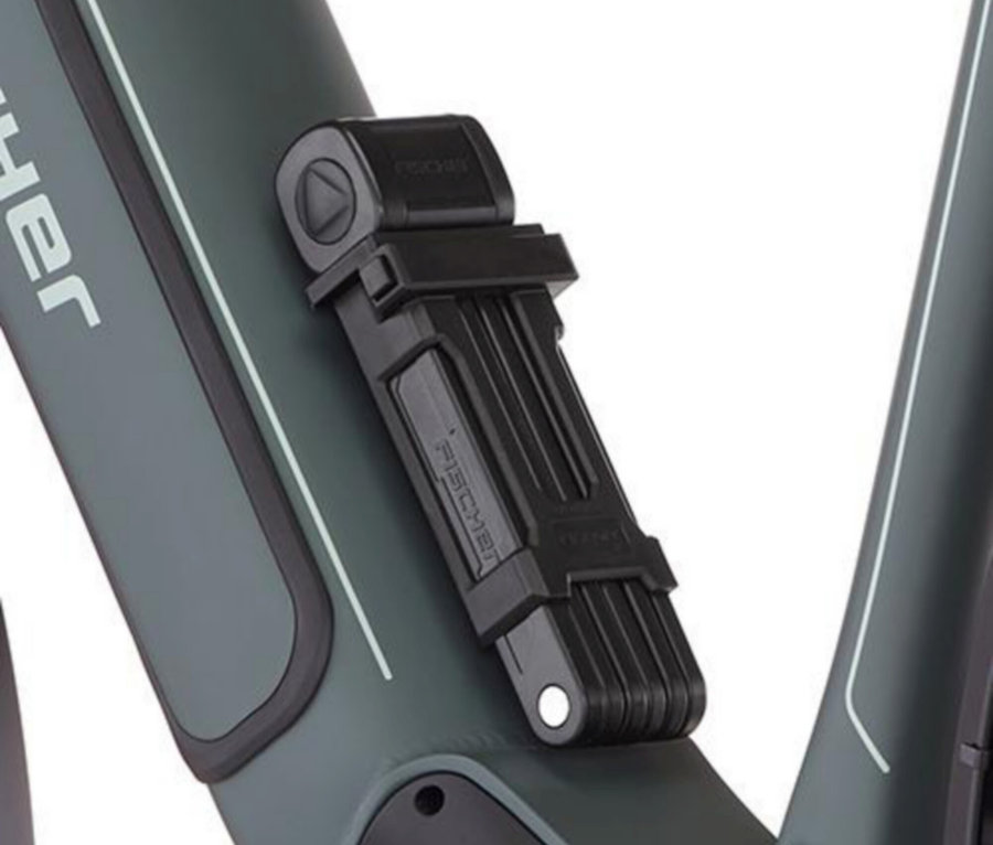 Nahaufnahme vom Rahmen eines FISCHER ATB E-Bike TERRA 6.8i ULTIMATE, 55 cm mit einem daran befestigten schwarzen Faltschloss.