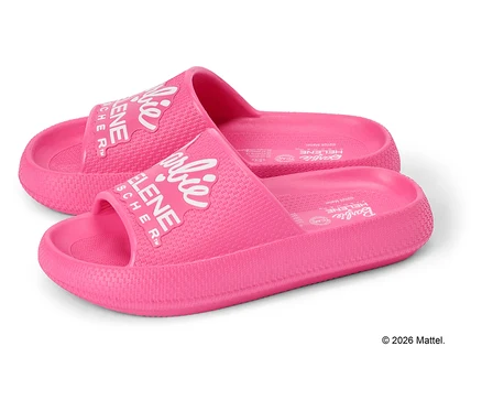 Zwei pinke Badeschuhe mit dem Schriftzug "Barbie HELENE FISCHER" liegen auf einem weißen Hintergrund.