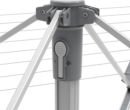 Nahaufnahme des grauen Wäscheständers