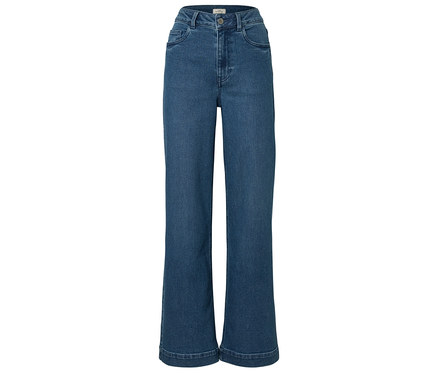 Blaue Jeans mit geradem Bein liegen auf einem weißen Hintergrund.