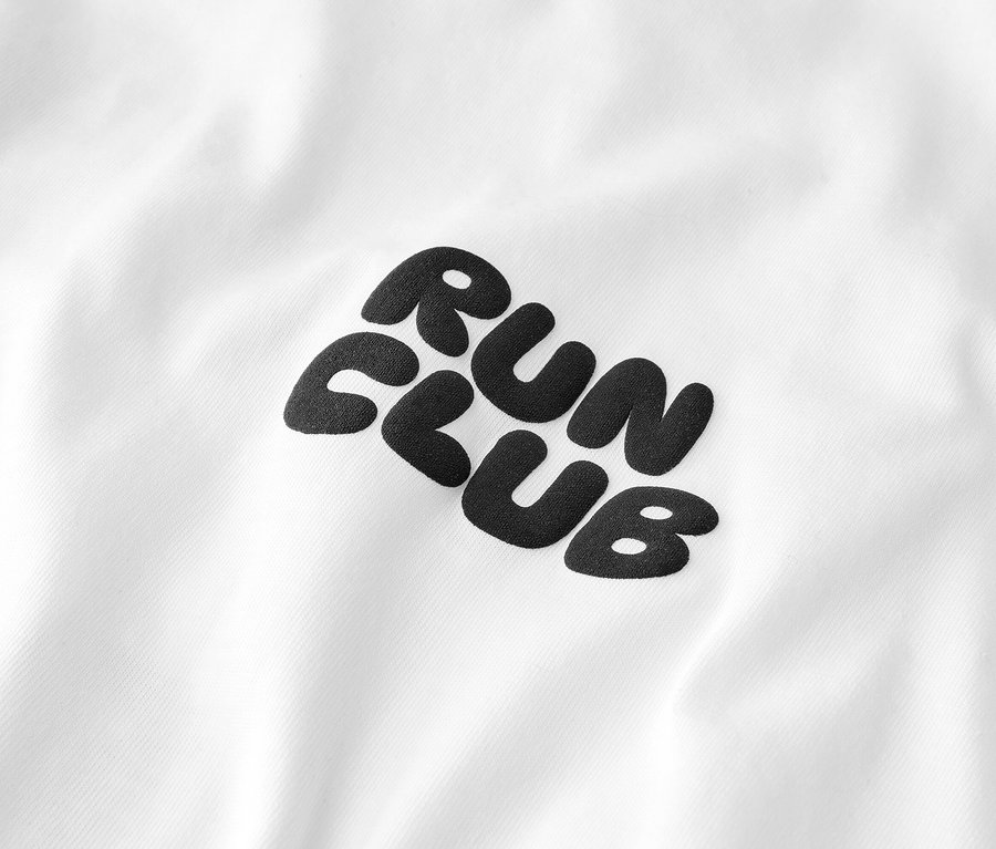 Weißes Sportshirt mit schwarzem "RUN CLUB"-Aufdruck.