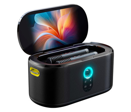 Ein schwarzer Karaoke-Lautsprecher mit zwei Mikrofonen und einem Bildschirm mit abstrakter Kunst.