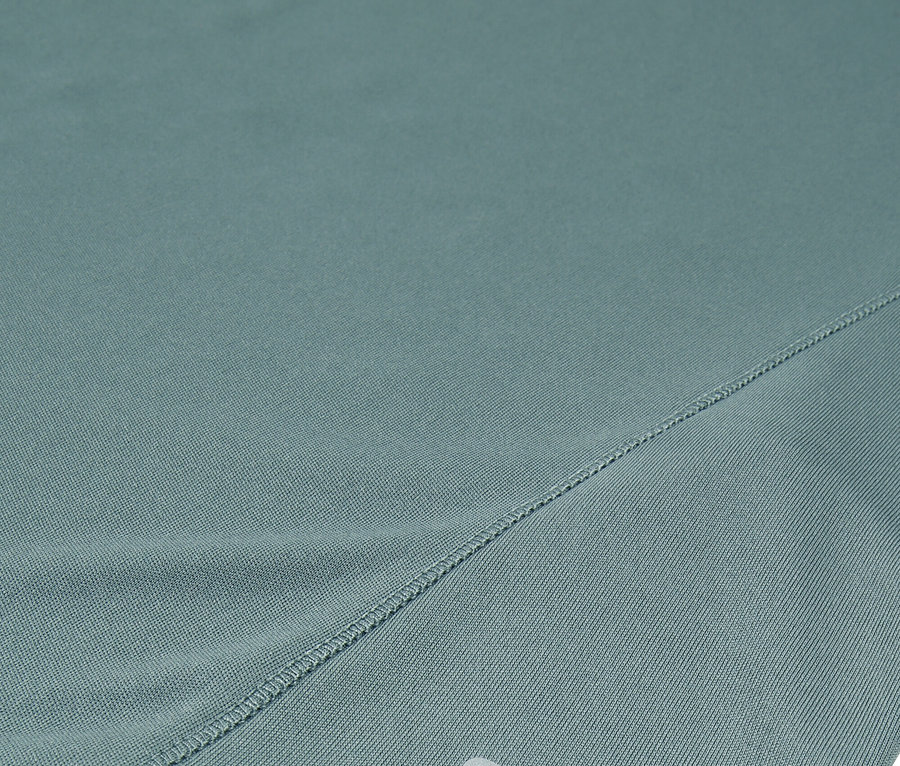 Nahaufnahme von türkisfarbenen Fila-Shorts mit silbernem Logo.