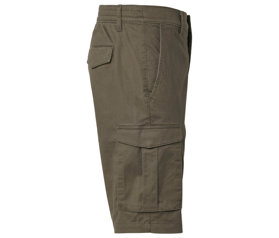 Nahaufnahme einer olivgrünen Cargo-Shorts mit Taschen.