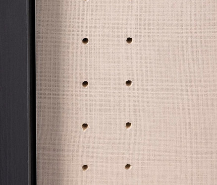 Detailansicht einer hellbraunen Möbelplatte mit Bohrlöchern und einer dunklen Kante.