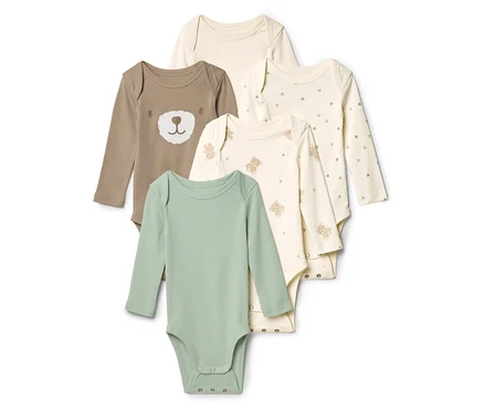 Fünf langärmlige Babybodys in Beige, Braun mit Bärengesicht, Cremeweiß mit Bären und grünen Herzen sowie in Grün liegen übereinander.