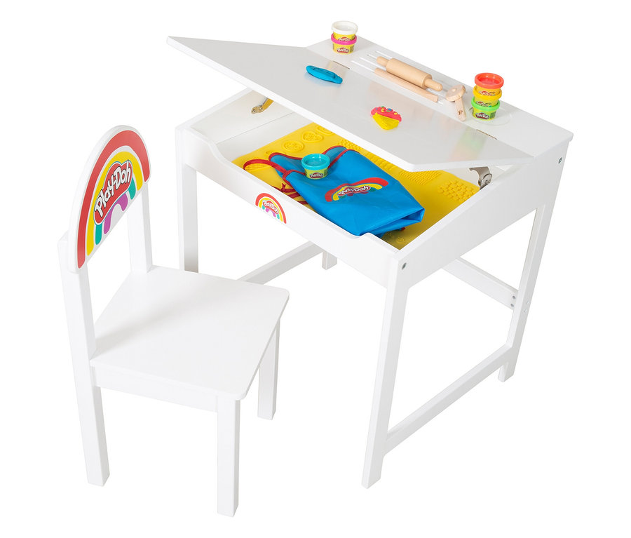 Weißer Kinderschreibtisch mit Stuhl. Auf dem Schreibtisch liegen Play-Doh, Werkzeuge und eine blaue Tasche.