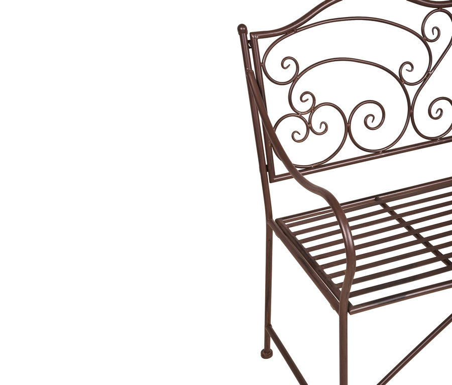 Detailaufnahme einer braunen Metallbank mit geschwungenen Verzierungen an der Rückenlehne und einem Lattenrost als Sitzfläche.