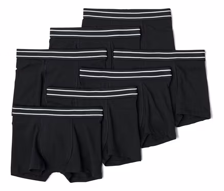 Stapel aus sechs schwarzen Boxershorts mit weiß gestreiften Bändern am Bund.