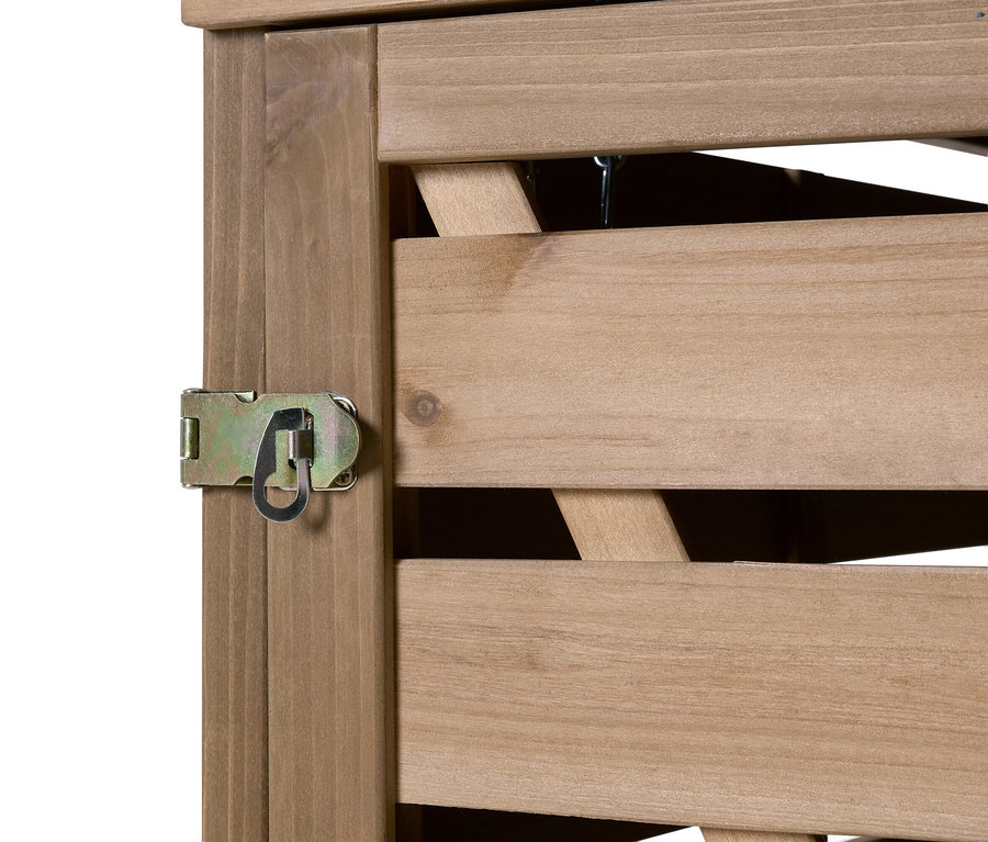 Nahaufnahme eines Holzschranks mit Metallverschluss.