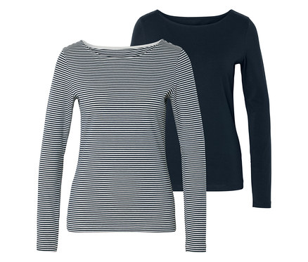 Zwei Langarmshirts. Das vordere Shirt ist weiß mit dünnen marineblauen Querstreifen und weitem Ausschnitt. Dahinter ist ein einfarbiges marineblaues Shirt zu sehen.