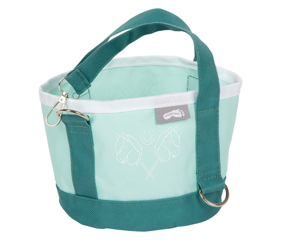 Das small foot Pferdefutter-Set mit Tasche ist hellblau mit Pferde-Motiven und hat grüne Tragegriffe.