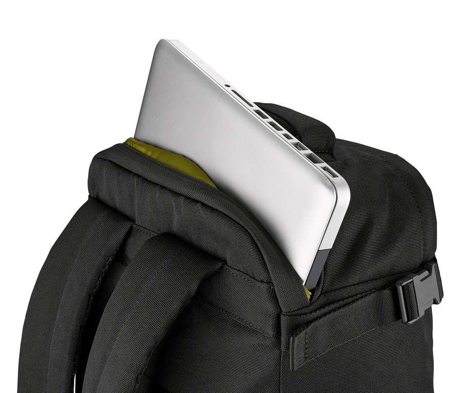 Silberner Laptop wird in einen schwarzen Rucksack gesteckt.