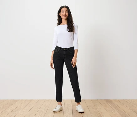 Frau steht und trägt eine weiße Bluse und Modern Jeans – Fit »Ava«.