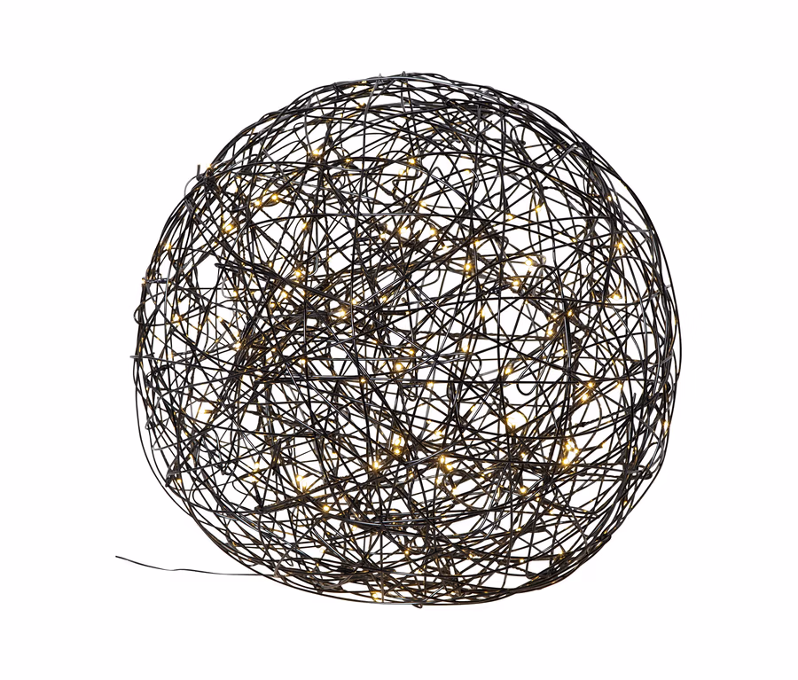 Große 3D-LED-Kugel aus dunklen, verworrenen Drähten mit vielen kleinen, warm leuchtenden Lichtern auf weißem Hintergrund.