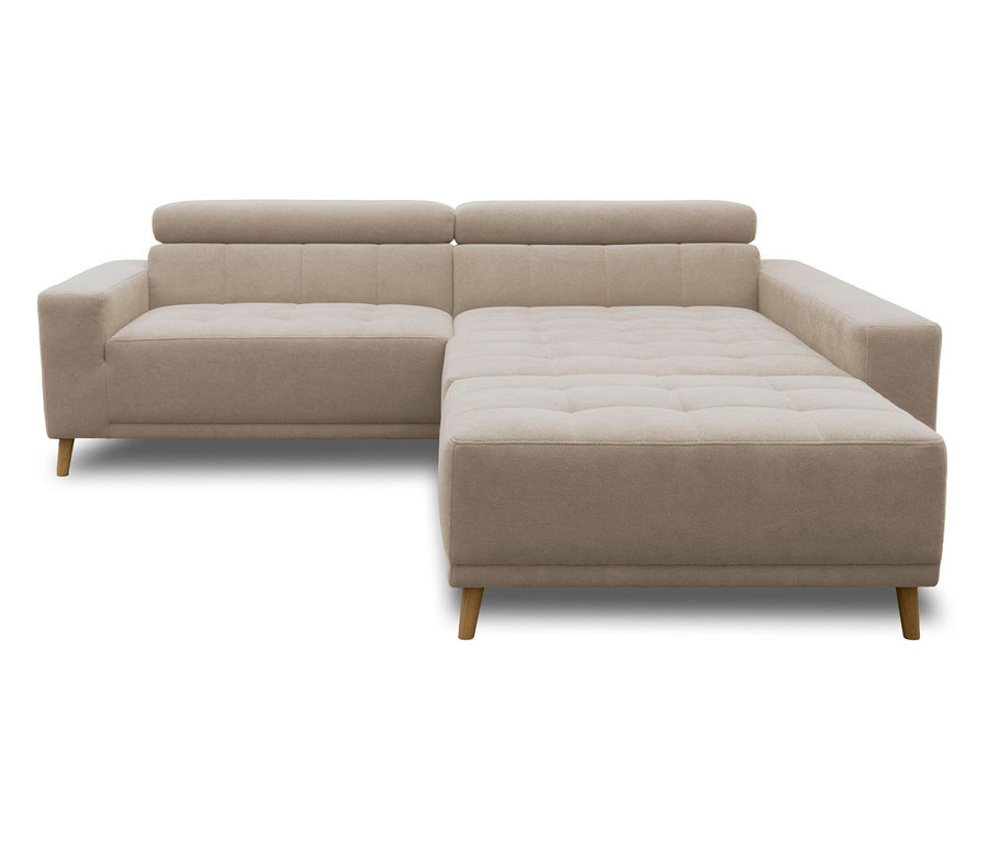 Helles beiges Ecksofa mit getufteten Sitzflächen und Rückenlehnen auf Holzfüßen.