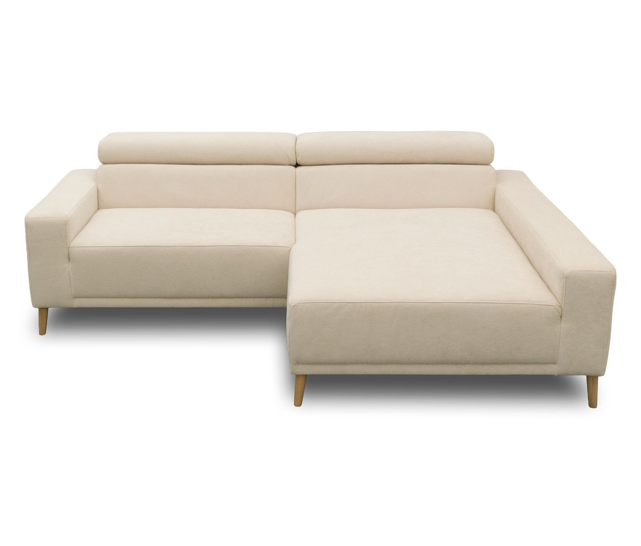 Cremefarbenes DOMO Sofa Malmö mit Longchair rechts, Kopfteilverstellung und Holzfüßen vor weißem Hintergrund.