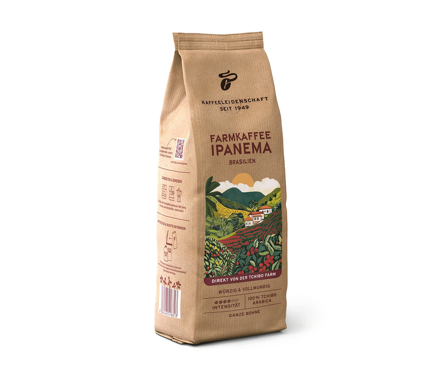 Braune Papiertüte Farmkaffee Ipanema mit einer Illustration einer brasilianischen Kaffeeplantage, beschriftet mit „Ganze Bohne“ und „100% Tchibo Arabica“.