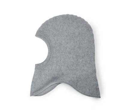 Graue Sturmhaube aus weichem Stoff mit Gesichtsöffnung, flach liegend.