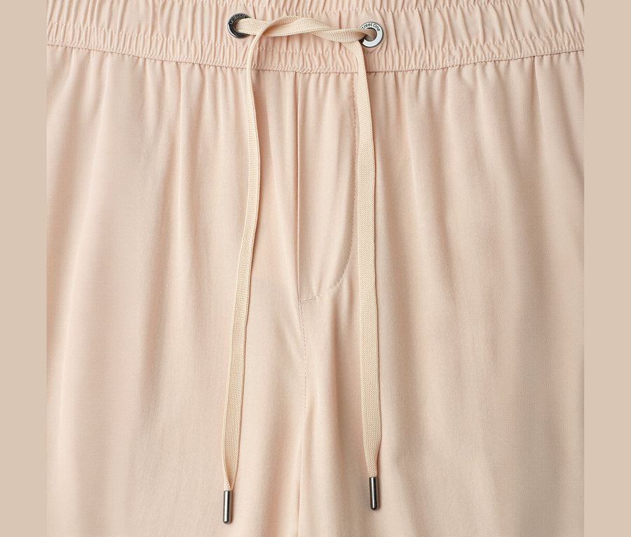 Nahaufnahme einer beigen Street One 7/8-Culotte mit Gummibund und beigem Kordelzug mit silbernen Enden.
