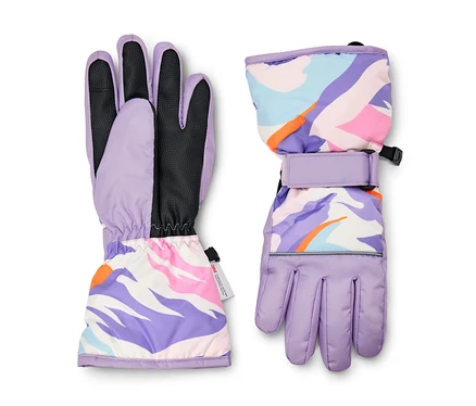 Zwei Winterhandschuhe, einer mit der Handfläche nach oben, der andere nach unten, in Lavendel mit einem bunten abstrakten Muster an den Stulpen in Lila, Pink, Orange, Hellblau und Weiß. Die Handfläche des linken Handschuhs ist schwarz, die des rechten lavendelfarben. Beide haben verstellbare Handgelenksriemen.