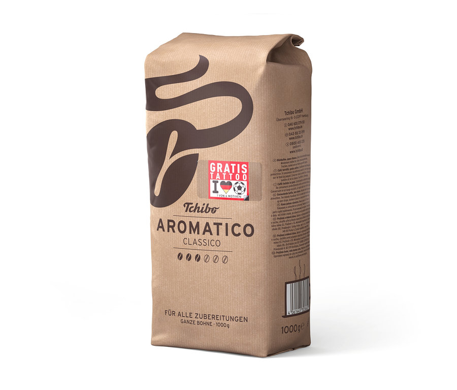 Braune Papiertüte Aromatico Classico - 1 kg Ganze Bohne von Tchibo, mit einem "GRATIS TATTOO" Sticker "I ❤️ ⚽".
