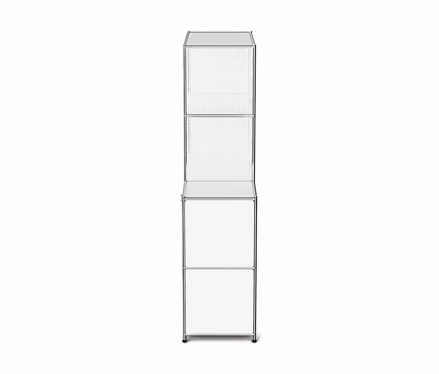 Hohes, schmales, modulares Regal mit Chromrahmen. Die oberen zwei Fächer haben perforierte weiße Paneele, die unteren zwei Fächer haben glatte weiße Paneele. Das Regal steht auf kleinen schwarzen Füßen.