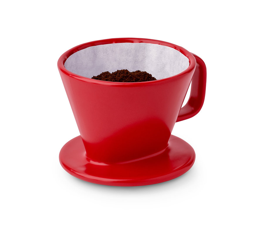 Ein roter Kaffee Handfilter, Größe 101, mit Papierfilter und Kaffeepulver.