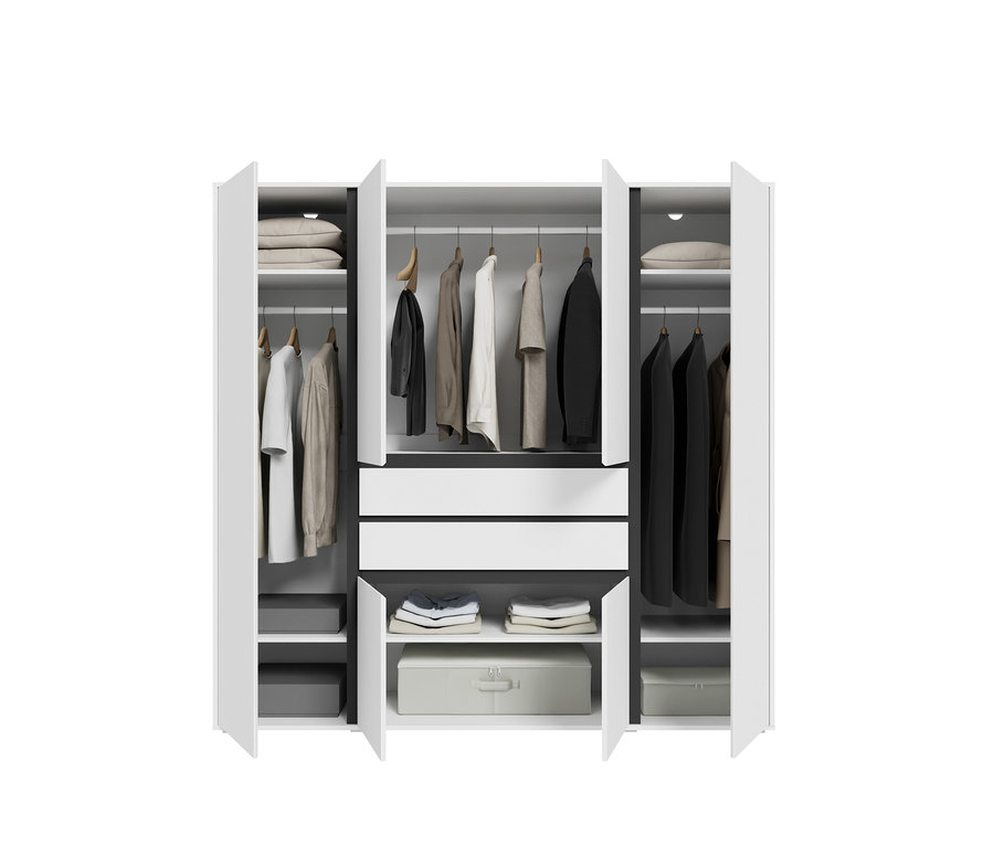 Weißer viertüriger Kleiderschrank mit geöffneten Türen, der ein organisiertes Inneres zeigt. Er enthält Regale mit gefalteten Kissen und Kleidung, Kleiderstangen mit verschiedenen Kleidungsstücken, zwei weiße Schubladen und graue Aufbewahrungsboxen.