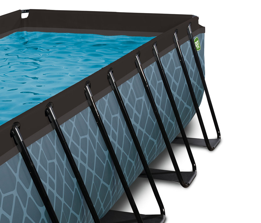 EXIT Pool-Set mit Steinoptik, gefüllt mit blauem Wasser. Die rechteckigen Poolwände zeigen ein graues Steinmuster und werden von schwarzen Stützbeinen gehalten.