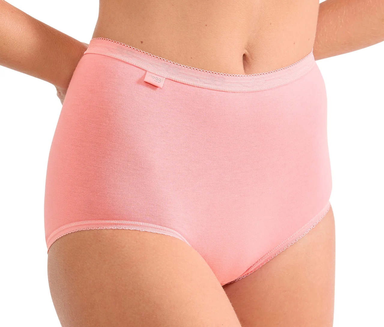 Eine Person trägt einen rosafarbenen sloggi Basic+ Maxi Slip mit hohem Bund und einem kleinen sloggi-Etikett am Bund.