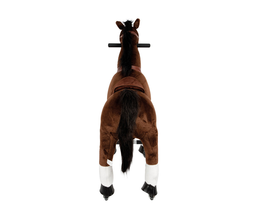 Braunes small foot Reitpferd auf Rollen, von hinten gesehen, mit schwarzer Mähne und Schweif, braunem Sattel und Zaumzeug, weißen Unterschenkeln, schwarzen Hufen und einem schwarzen Lenker.