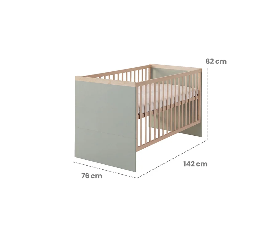 Babybett mit hellgrünen Seitenwänden und Gitterstäben aus hellem Holz. Es hat eine weiße Matratze und einen hellgrünen Bettschutz. Maße: 82 cm hoch, 142 cm lang, 76 cm breit.