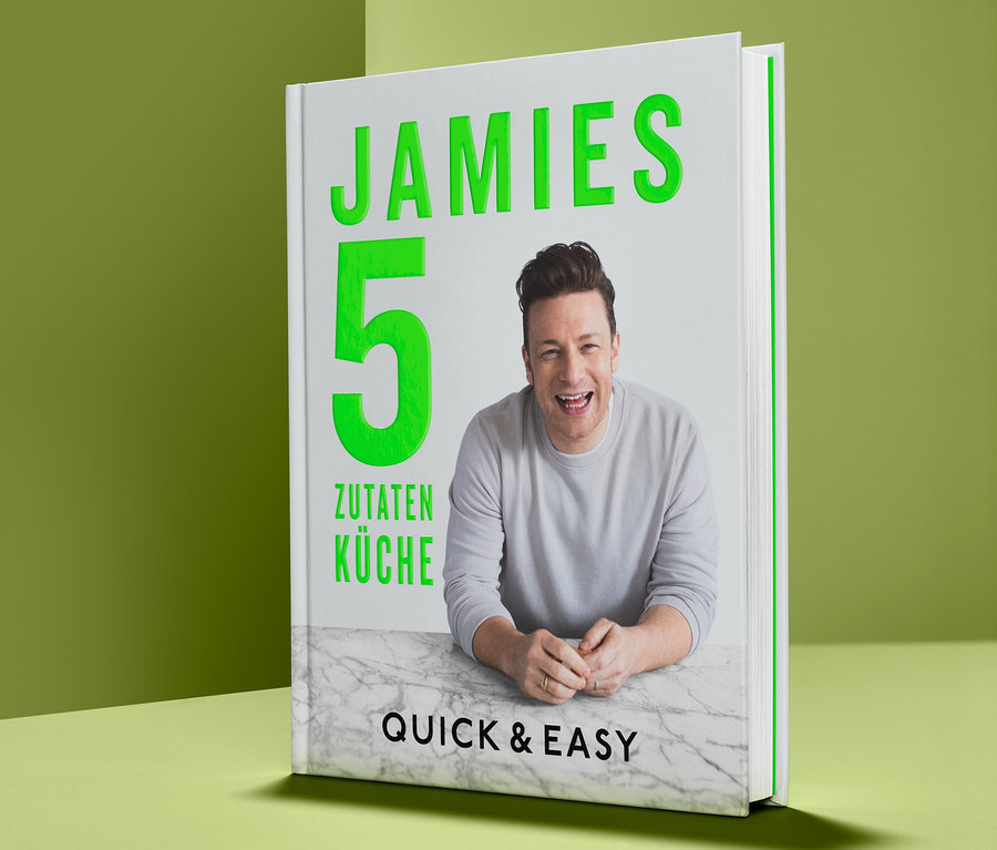 Jamie Olivers Buch »Jamies 5-Zutaten-Küche – Quick & Easy« vor grünem Hintergrund.