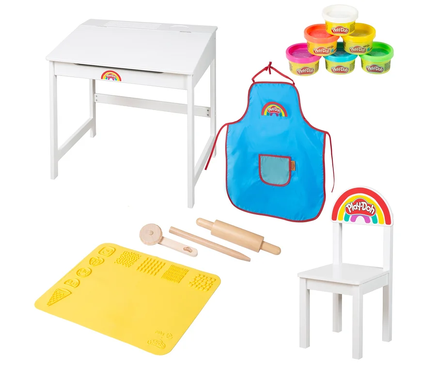 Auf weißem Grund sind ein Schreibtisch, ein Stuhl, eine blaue Schürze, sechs Play-Doh-Dosen, eine gelbe Matte und Holzwerkzeuge zu sehen.