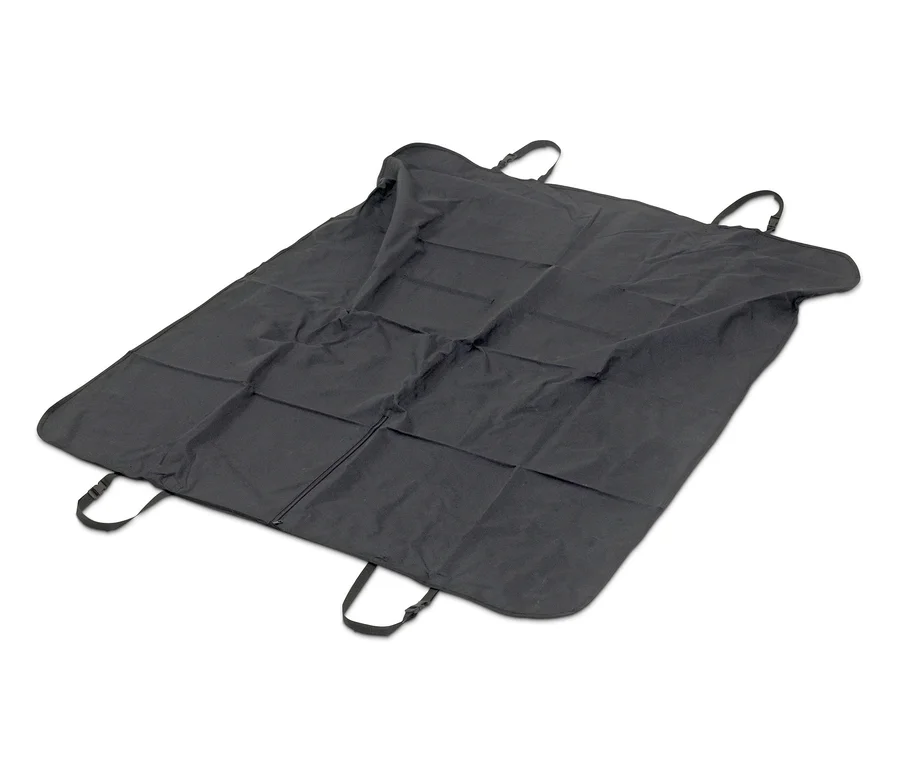 Eine schwarze Karlie-Auto-Schondecke liegt mit Riemen auf einem weißen Hintergrund.