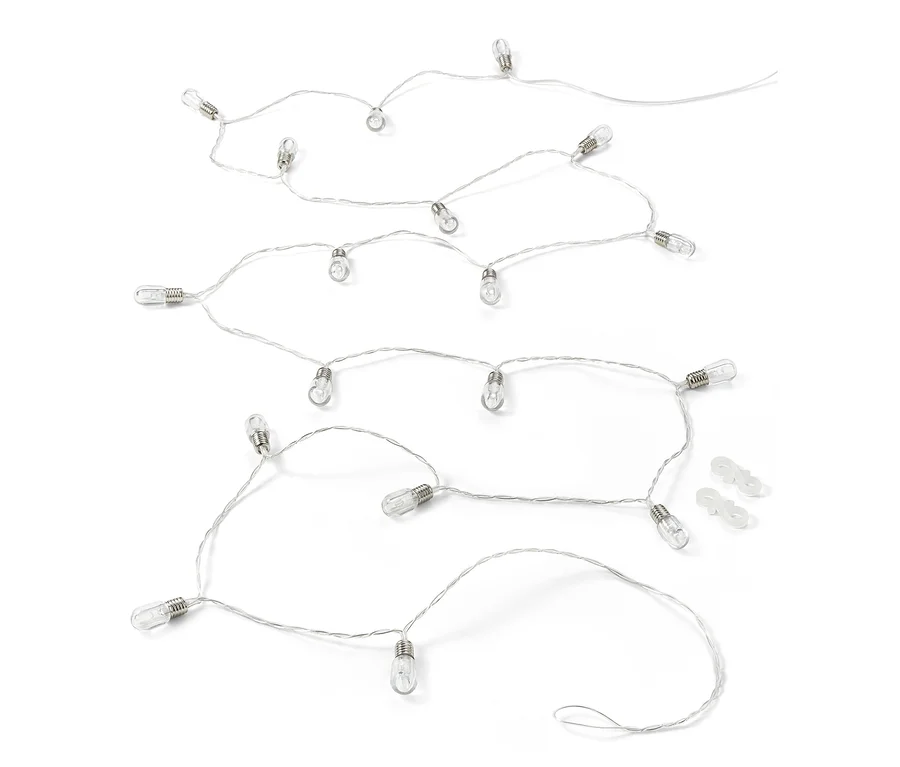 Eine LED-Lichterkette »Mini-Glühbirnen« liegt auf einem weißen Untergrund.