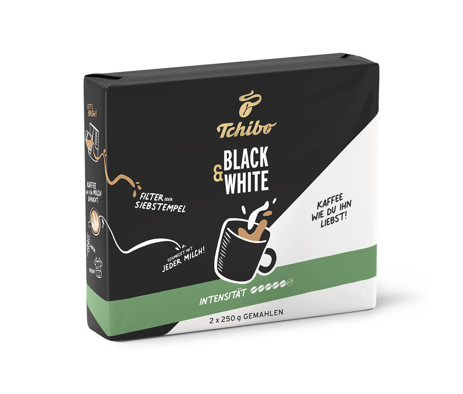 Schwarze und weiße Tchibo BLACK & WHITE 500 g gemahlener Kaffee Packung mit grüner Unterseite und Grafiken von Kaffeezubereitung.